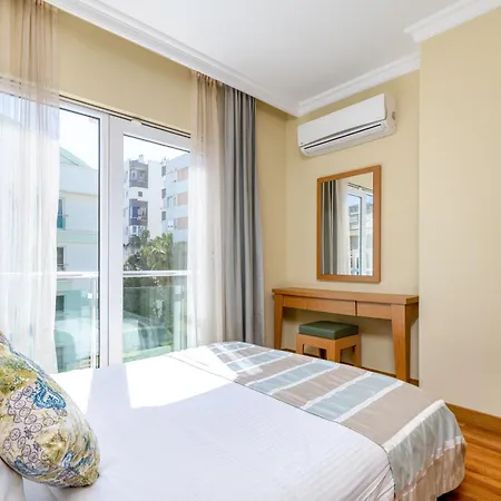 Aparthotel The 4*